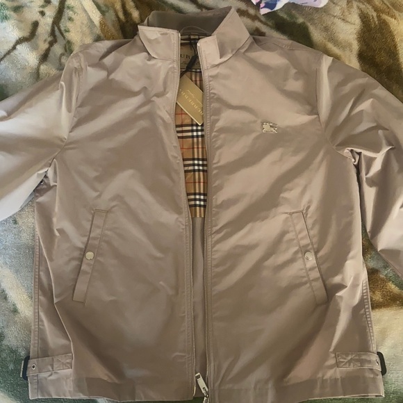 Selling a burberry coat colored Taupe and originally bought at 600$ MSRP